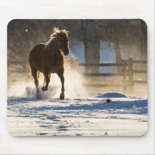 Tapis De Souris Cheval courant dans la neige