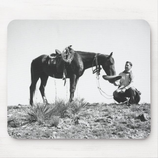 Tapis De Souris Cheval mangeant d'un chapeau de cowboy (Devant)