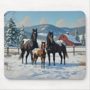 Tapis De Souris Chevaux Appaloosa noirs sur une ferme en hiver