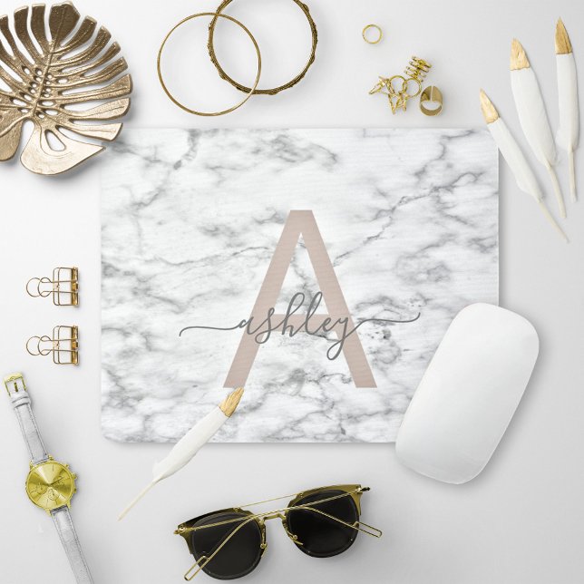 Tapis De Souris Chic Blush Pink White Marble Script Nom monogram (Créateur téléchargé)