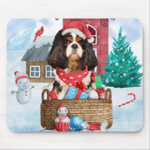 Tapis De Souris Chien Cavalier King dans la maison de Noël enneigé