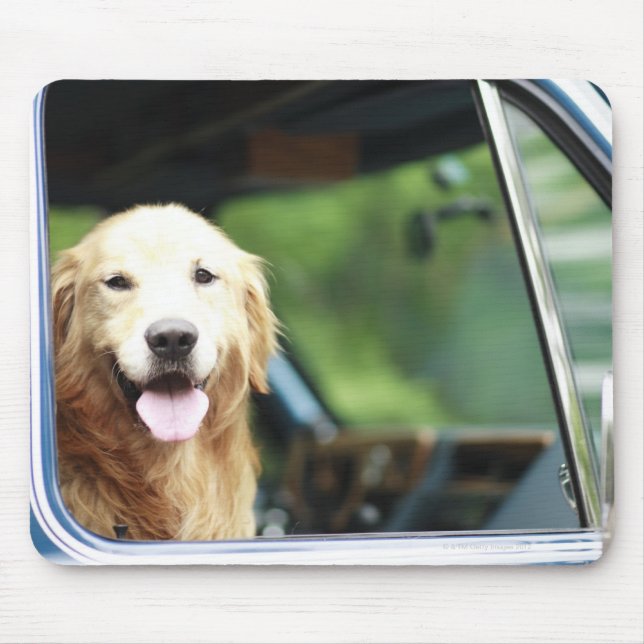 Tapis De Souris Chien de compagnie assis dans une voiture (Devant)