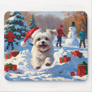 Tapis De Souris Chien maltais courant dans la neige avec un chapea