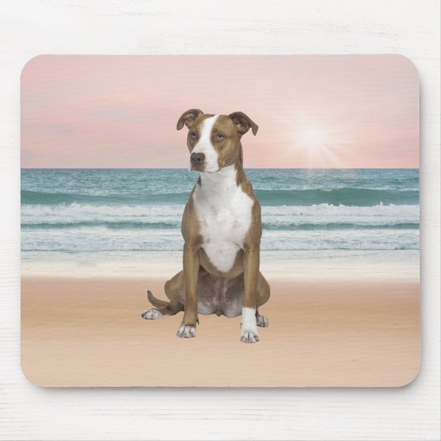Tapis De Souris Chien Pitbull mignon assis sur la plage avec couch (Devant)