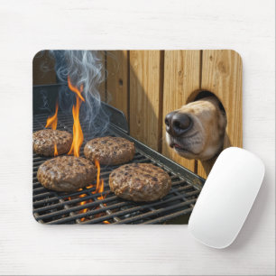 Tapis De Souris Chien qui renifle des hamburgers sur un grill de b