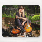 Chris Caffery assis avec la souris