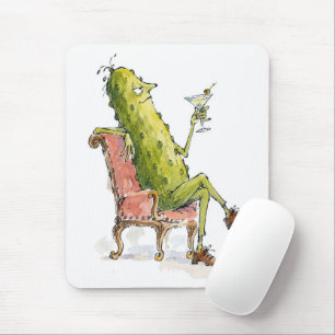 Tapis De Souris Cornichon dans un fauteuil avec un Martini