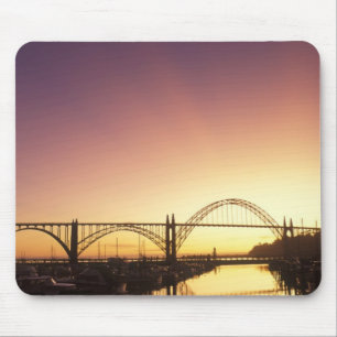Tapis De Souris Coucher de soleil derrière le pont de Newport, Ore