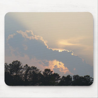 Tapis De Souris Coucher du soleil d'été derrière un nuage isolé