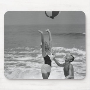 Tapis De Souris Couples jouant avec un Beachball