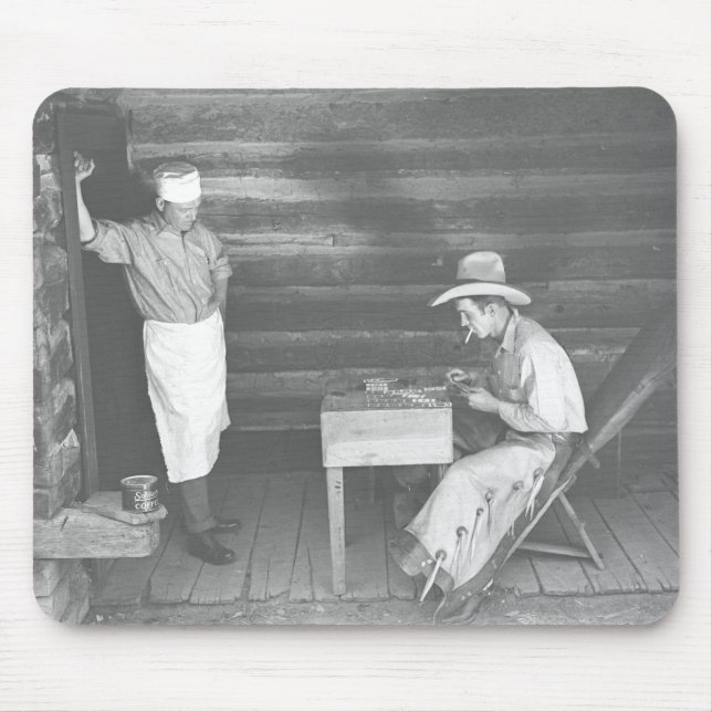 Tapis De Souris Cuisinier observant un cowboy jouer aux cartes 2 (Devant)