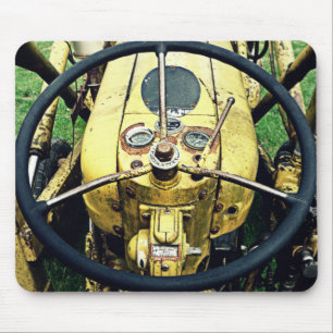 Tapis De Souris Dans Seat de conducteur d'un tracteur jaune