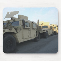 Des Humvees s'assoient sur la jetée de Morehead Ci