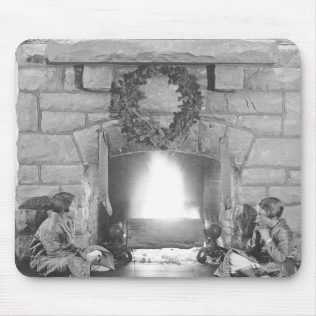 Tapis De Souris Deux filles s'asseyant par une cheminée à Noël (Devant)