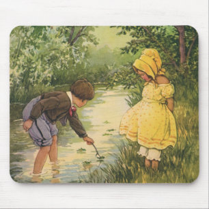 Tapis De Souris Enfants Vintage, garçon et fille jouant au ruissea