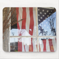 États-Unis, Oregon, Shaniko. Drapeau dans la fenêt