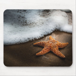 Tapis De Souris Étoiles de mer seules sur la plage
