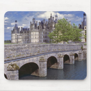 Tapis De Souris Europe, France, Chambord. Un pont de pierre mène