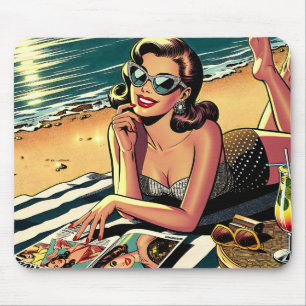 Tapis De Souris Femme rétro sur la plage lisant un magazine de mod