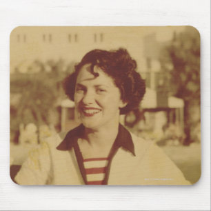 Tapis De Souris Femme s'asseyant dehors