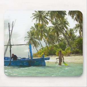 Tapis De Souris Femme sur un petit bateau de pêche traditionnel,