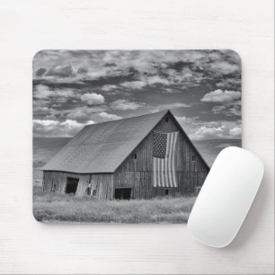 Tapis De Souris Fermes   BW American Flag Barn Scene