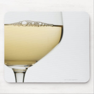 Tapis De Souris Fermez-vous du verre de vin blanc sur le blanc