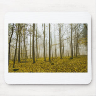 Tapis De Souris Forêt de fantaisie avec brouillard et feuilles jau