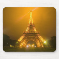 France, Paris. Tour Eiffel illuminée à 3