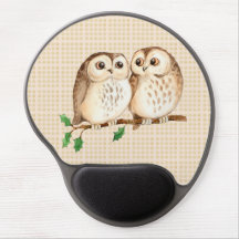 Chouettes mignonnes sur une branche