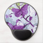 Papillons violets sur les branches