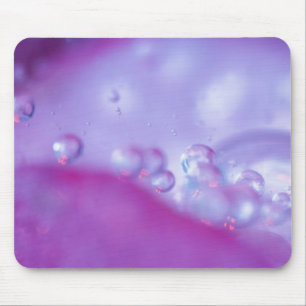 Tapis De Souris Gouttes de rosée sur un pétale de fleur abstrait.