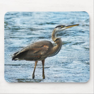 Tapis De Souris Grand Héron bleu dans l'eau bleue