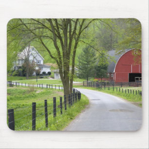 Tapis De Souris Grange rouge et ferme près de Berlin, Ohio.