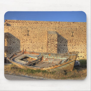 Tapis De Souris Grèce, Santorin, Oia. Vieux bateau de pêche à sec