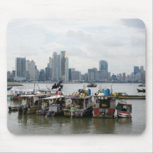 Tapis De Souris Horizon de Panamá City avec des bateaux de pêche