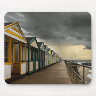 Tapis De Souris Huttes de plage dans un orage Southwold d'été