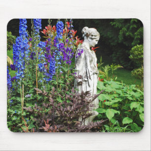Tapis De Souris Jardin fleuri de delphinium bleu et statue