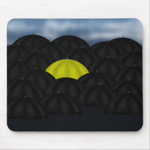 Tapis De Souris Jaune dans une mer Noire de parapluies