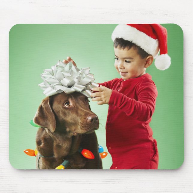 Tapis De Souris Jeune garçon enroulant des lumières de Noël autour (Devant)