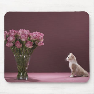 Tapis De Souris Kitten regardant le vase des roses