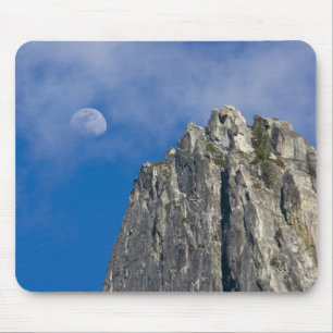 Tapis De Souris La lune se lève et brille à travers les nuages
