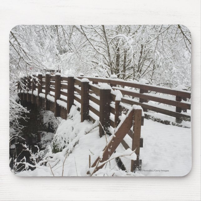 Tapis De Souris La neige a couvert le pont en bois (Devant)