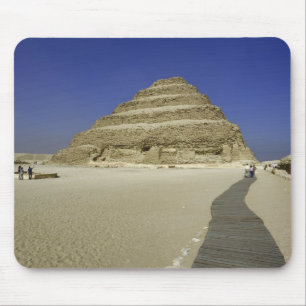 Tapis De Souris La pyramide des pas à Saqqara, l'une des plus anc