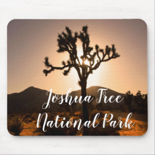 Tapis De Souris La tombée de la nuit commence à Joshua Tree