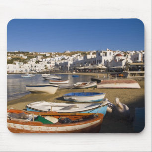 Tapis De Souris La ville portuaire avec des bateaux de pêche color