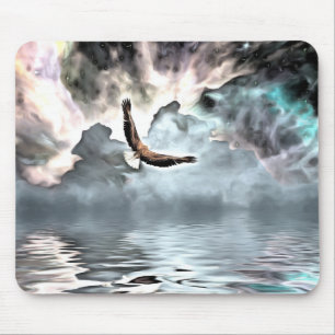 Tapis De Souris L'aigle vole au-dessus de la surface de l'eau