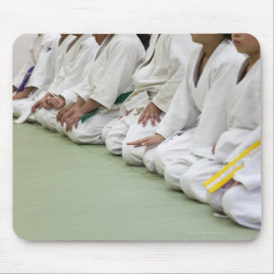 Tapis De Souris Le joueur de judo de l'enfant s'assied à une lign