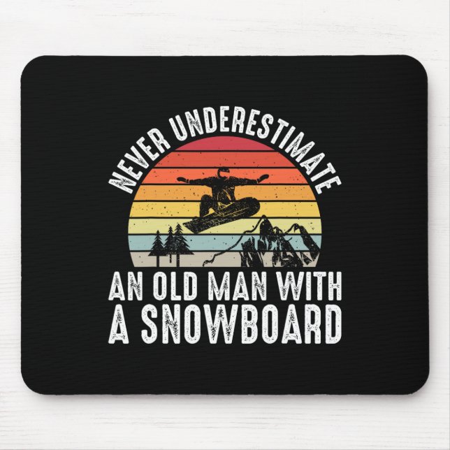 Tapis De Souris Le Snowboard Ne Sous-Estime Jamais Un Vieux Homme  (Devant)