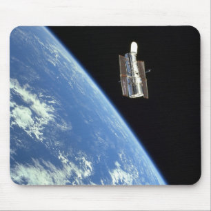 Tapis De Souris Le télescope spatial Hubble avec une terre bleue